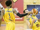 Cameron Jones (vlevo) pedává mí Jiímu oulovi, spoluhrái z Jindichova...