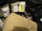 Celn�ci odhalili v tax�ku na Trutnovsku kur�ra s tabletami pro v�robu drog.
