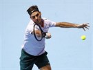 Roger Federer returnuje v úvodním duelu tenisového Turnaje mistr.