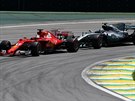 Valtteri Bottas (vpravo) a Sebastian Vettel na trati Velké ceny Brazílie...