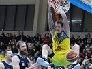 Ústecký basketbalista Ladislav Pecka smeuje, pihlíí Robert Landa a Luká...