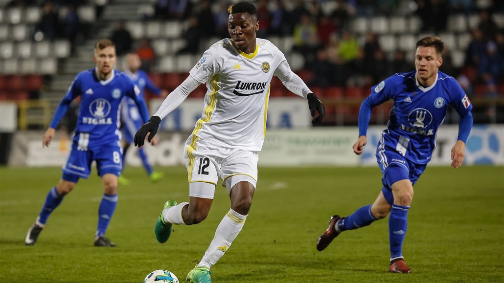 Zlínský Benjamin Traoré (uprost�ed) vede mí� v utkání proti Olomouci.