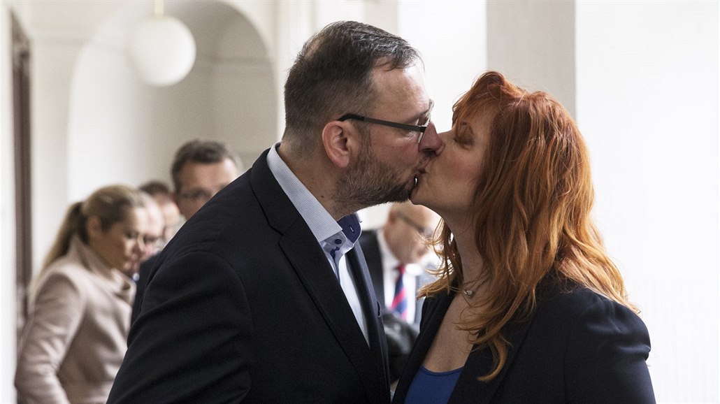 Ob�alovanou Ne�asovou k soudu jako obvykle doprovodil man�el a expremiér Petr...