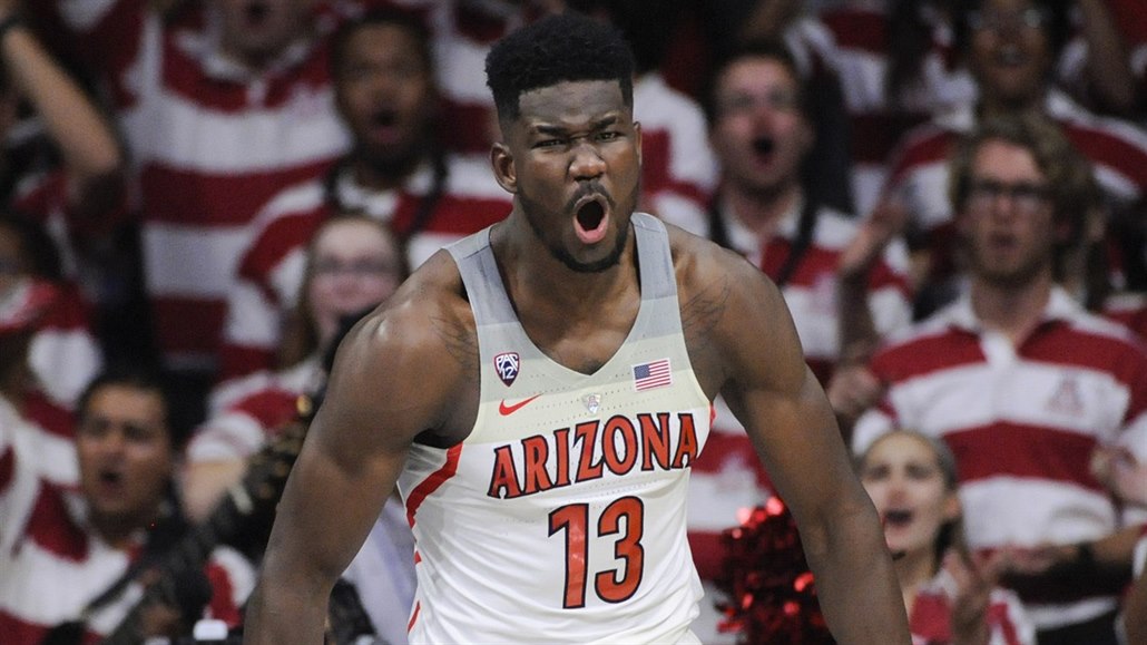 Deandre Ayton z Arizony slaví sv�j ko� proti UMBC.