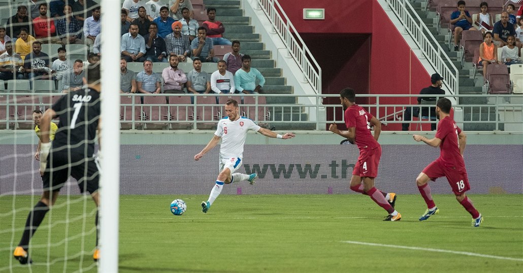 Český obránce Vladimír Coufal (v bílém) během duelu s Katarem.