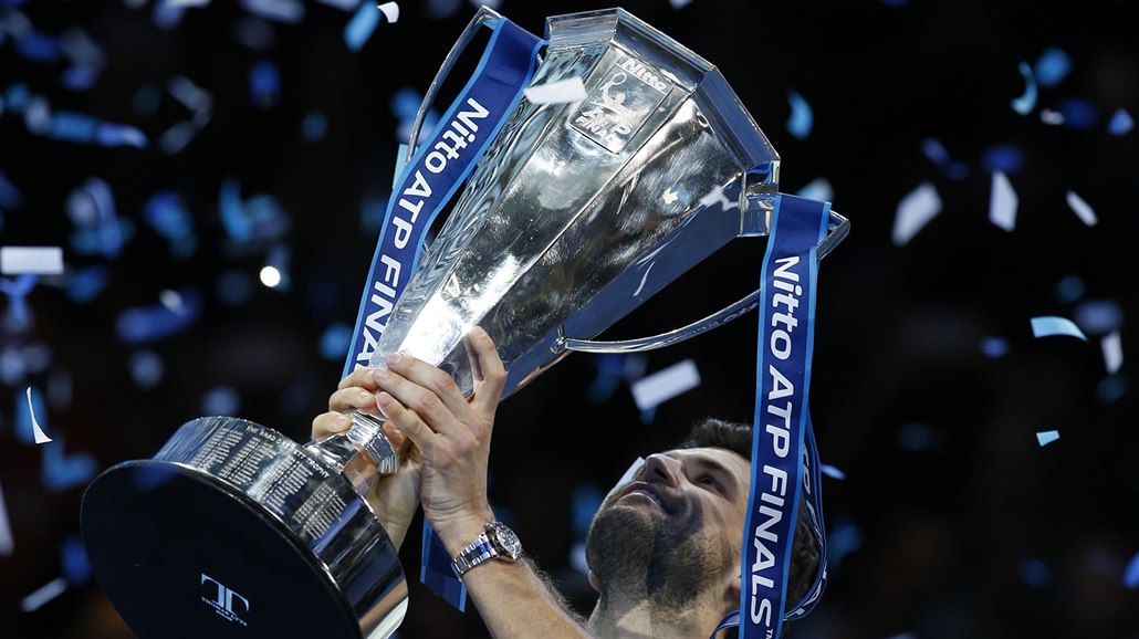 TEN POHÁR JE M�J! Grigor Dimitrov si opojn� vychutnává vít�zství v Turnaji...