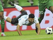 Argentinsk fotbalov tonk Sergio Agero v zpase s Nigri.