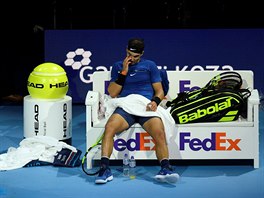 ZNOVU TO NEVYLO. Tenista Rafael Nadal se musel kvli petrvvajcm problmm...