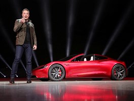 Elon Musk, éf automobilky Tesla, pedstavuje nový elektrický roadster