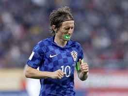 Chorvatský fotbalista Luka Modrič se stal cílem neukázněného fanouška, který na...