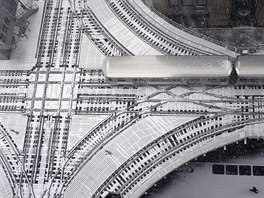 Chicagská nadzemní souprava projíždí po sněhem pokrytých kolejích v centru...