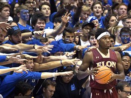 Fanouci amerického univerzitního týmu z Duke natahují ruce po Dmitriji...