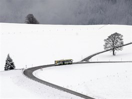 CESTOU NECESTOU. Autobus brázdí zasnenou krajinou poblí Hofsgrundu, zimního...