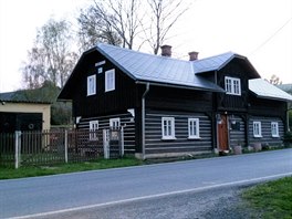 Hemanice v Podjetd, okres Liberec. Polorouben zazen chalupa po sten...