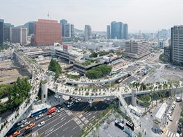 Kdysi to byl silniční viadukt. Teď se nad nádražím a ulicemi v jihokorejském...