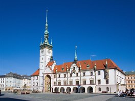 Olomouc, Horní a Dolní náměstí. Radnici na Horním náměstí zdobí původně...