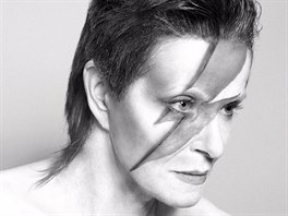 Chantal Poullain jako David Bowie v kalendáři Proměny 2018