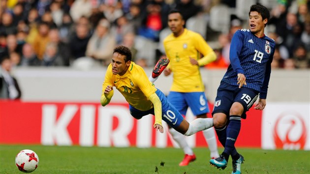 Brazilsk tonk Neymar let vzduchem po zkroku japonskho soupee Hirokiho Sakaie.