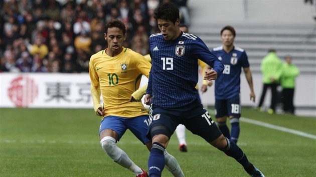 Hiroki Sakai z Japonska (vpravo) pihrv, sleduje ho brazilsk hvzda Neymar.