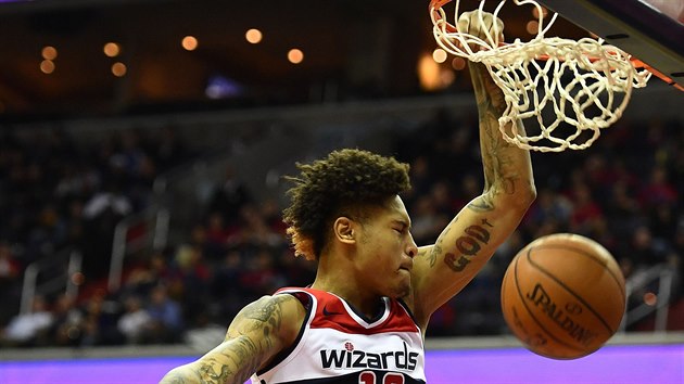 Kelly Oubre Jr. z Washingtonu smeuje do koe Sacramenta.