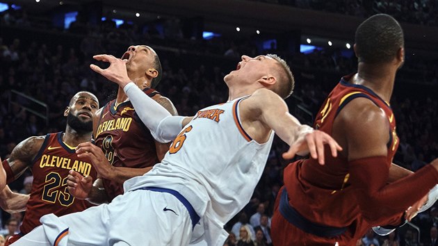 NAPJAT EKN NA ODRAEN M. S otevenou pusou zraj Channing Frye z Clevelandu a Kristaps Porzingis z New Yorku.