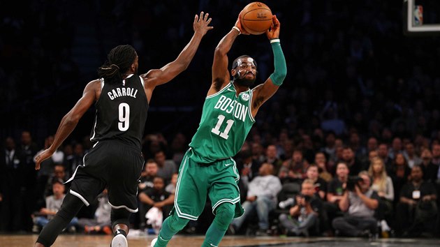 Kyrie Irving z Bostonu pihrv, brn DeMarre Carroll z Brooklynu.