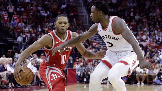 Eric Gordon z Houstonu vyml kulirnu na OG Anunobyho z Toronta.