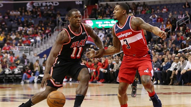 Dion Waiters z Miami se zkou prosadit pes Bradleyho Beala z Washingtonu.