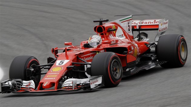Sebastian Vettel s rudm vozem Ferrari na okruhu v Sao Paulu