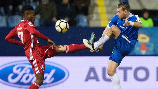 Libereck� Radim Breite (vpravo) a Jean Pierre Morgan z Ban�ku v souboji o balon