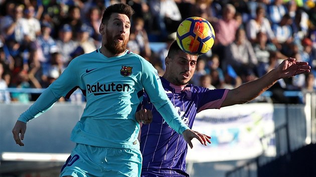 Barcelonsk hvzda Lionel Messi (vlevo) v akci bhem utkn proti Legans