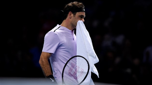 NEDA�� SE. Roger Federer b�hem semifin�le Turnaje mistr� proti Davidu Goffinovi.