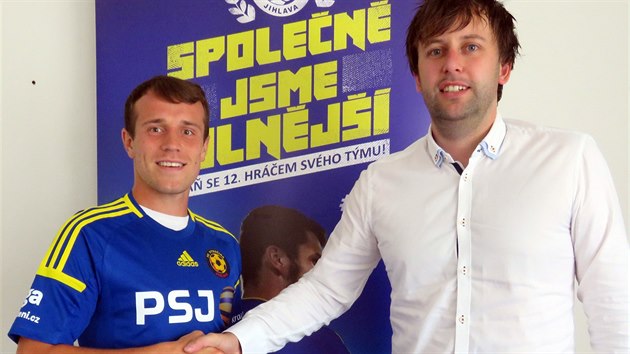 f jihlavskho klubu Jan Stank po podpisu nov smlouvy se zlonkem FC Vysoina Jakubem Fulnekem.