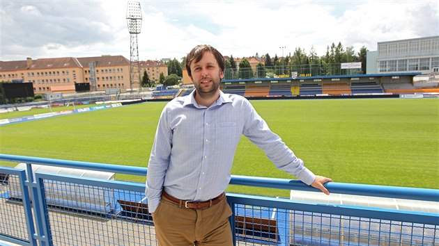 Nový výkonný ředitel prvoligového fotbalového klubu Vysočina Jihlava Jan Staněk na stadionu v Jiráskově ulici. Vlevo za ním je vidět sektor pro hosty, který potřebuje rekonstrukci.