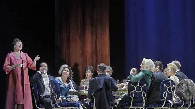 Scna z opery Thomase Adèse Andl zkzy, kterou do kin odvyslala Metropolitn opera