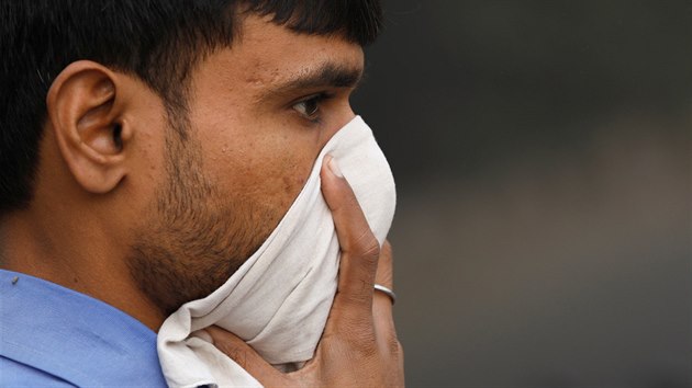 Indické Dillí trápí již několikátým dnem silně znečištěné ovzduší. Město zahalila hustá mlha (9. listopadu 2017)