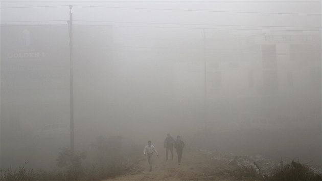 Indické Dillí trápí již několikátým dnem silně znečištěné ovzduší. Město zahalila hustá mlha. (9. listopadu 2017)