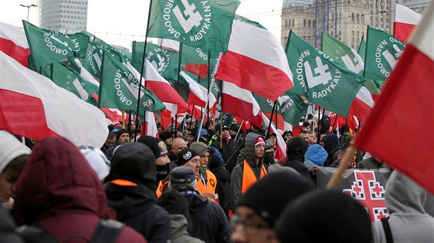 V sobotu vylo do ulic Varavy na 60 tisc lid. Akci organizovali stoupenci krajn pravice (11. listopadu 2017)