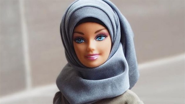 Hijarbie. S panenkou Barbie s hidžábem poprvé loni přišla nigerijská studentka Haneefa Adamová. Mattel se k ní oficiálně nehlásil.