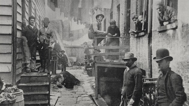 Vechno pkn drsn hoi. Newyorsk slum Bandits Roost na fotce Jacoba Riise z jeho knihy How the Other Half Lives (1890).