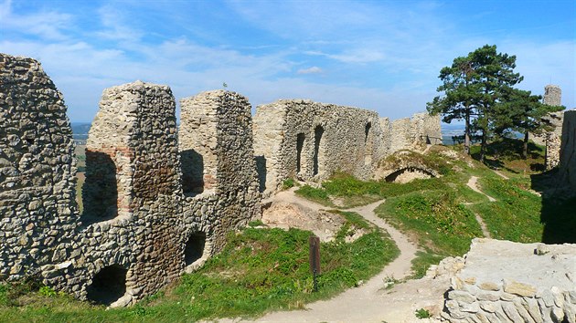 Samotná hradní zřícenina je přístupná po celý rok.