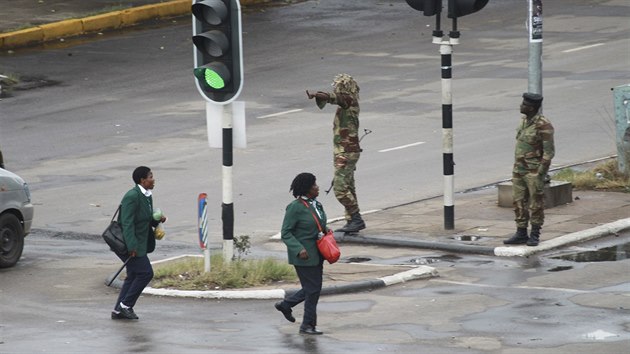 Zimbabwská armáda v centru hlavního města Harare zablokovala přístup do vládních úřadů, parlamentu a soudních budov (15. listopadu 2017).