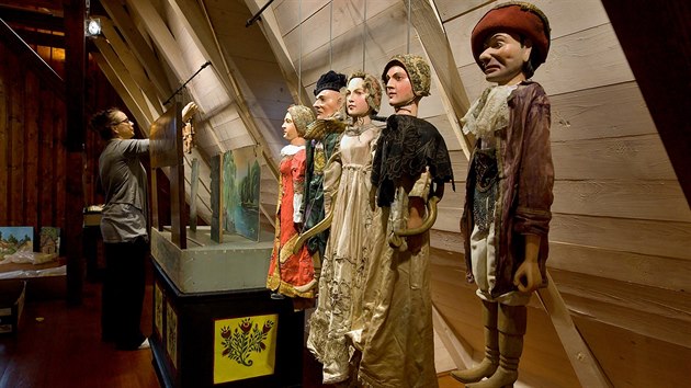 Marie a Pavel Jiráskovi přivezli na výstavu do Turnova desítky loutek ze své rozsáhlé sbírky.