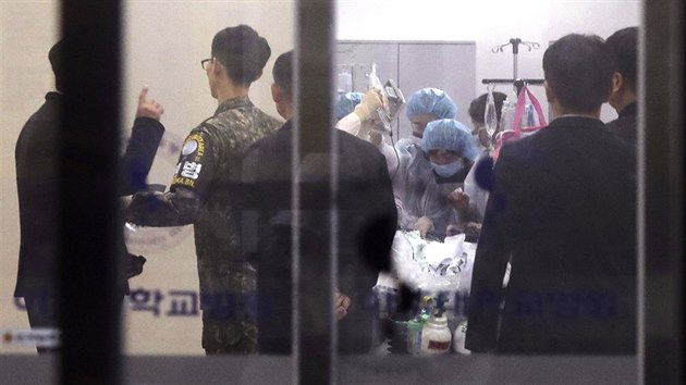 Zrann severokorejsk vojk byl transportovn do nemocnice ve mst Suwonu. (13. listopadu 2017)