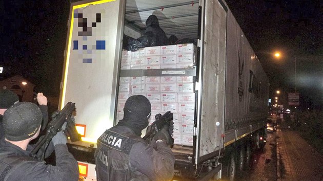 Slovent policist zadreli u iliny 78 migrant schovanch ve dvou kamionech mcch do Nmecka. (14. listopadu 2017)