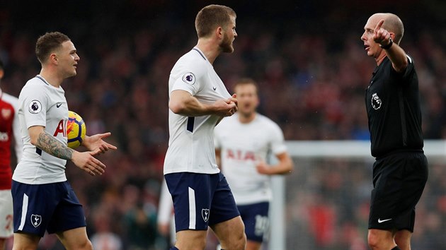 Rozhod Mike Dean ukazuje fotbalistm Tottenhamu, e sv rozhodnut v utkn severolondnskho derby mnit nebude.