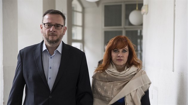 Obžalovanou Nečasovou k soudu jako obvykle doprovodil manžel a bývalý premiér Petr Nečas (15. listopadu 2017).
