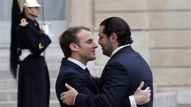 Francouzsk prezident Emmanuel Macron se v Pai setkal s libanonskm premirem Saadem Harrm. (18. listopadu 2017)