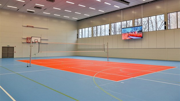Nová sportovní hala přiléhá k budově ZŠ O. Nedbala v Českých Budějovicích.