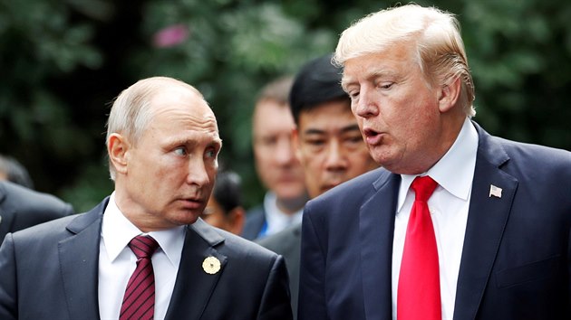 Americký prezident Donald Trump na setkání se svým ruským protějškem Vladimirem Putinem ve Vietnamu.